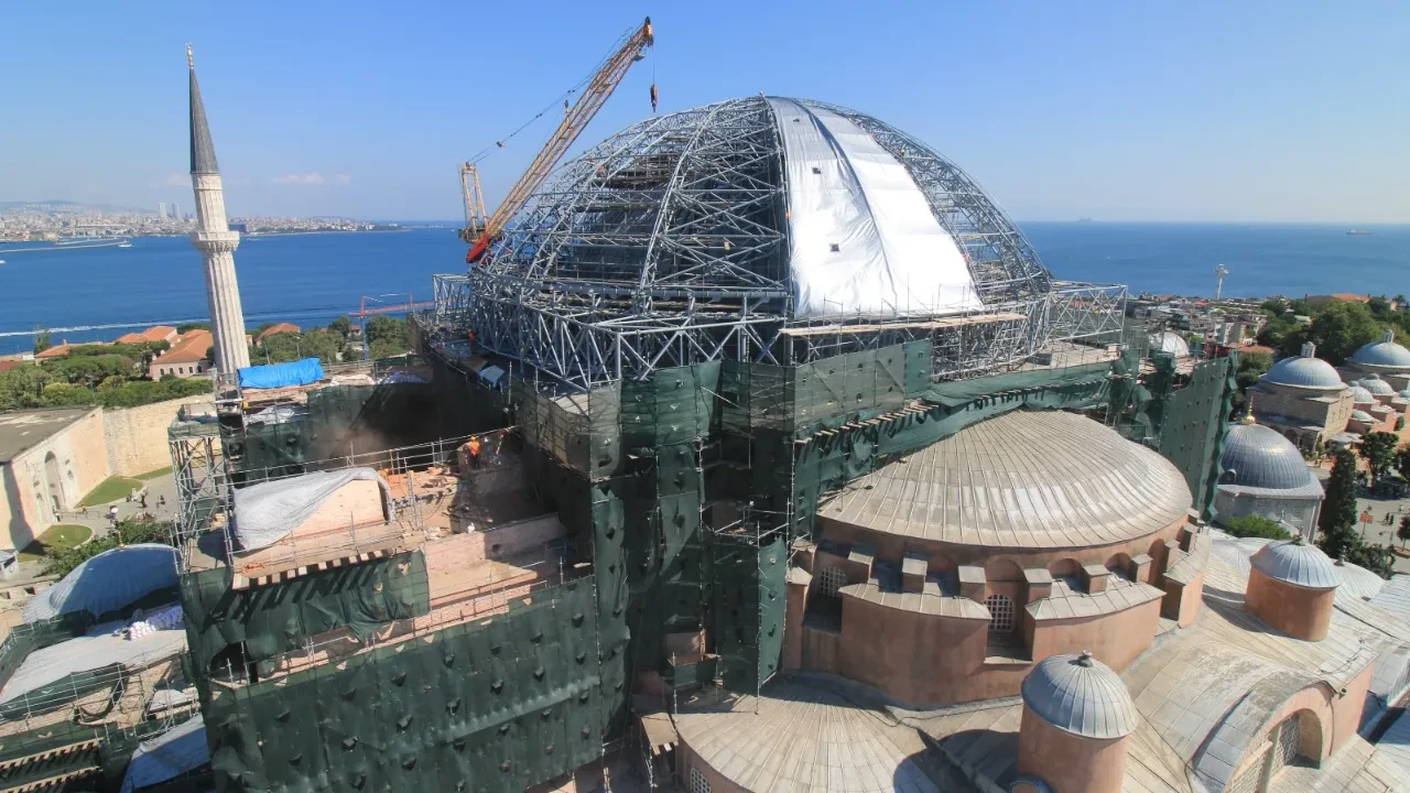 Ayasofya'nın ana kubbesinde tarihi an: 