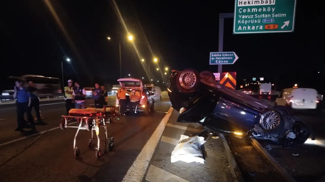 Beykoz'da feci kaza! Minibüse çarpan otomobil bariyere saplandı