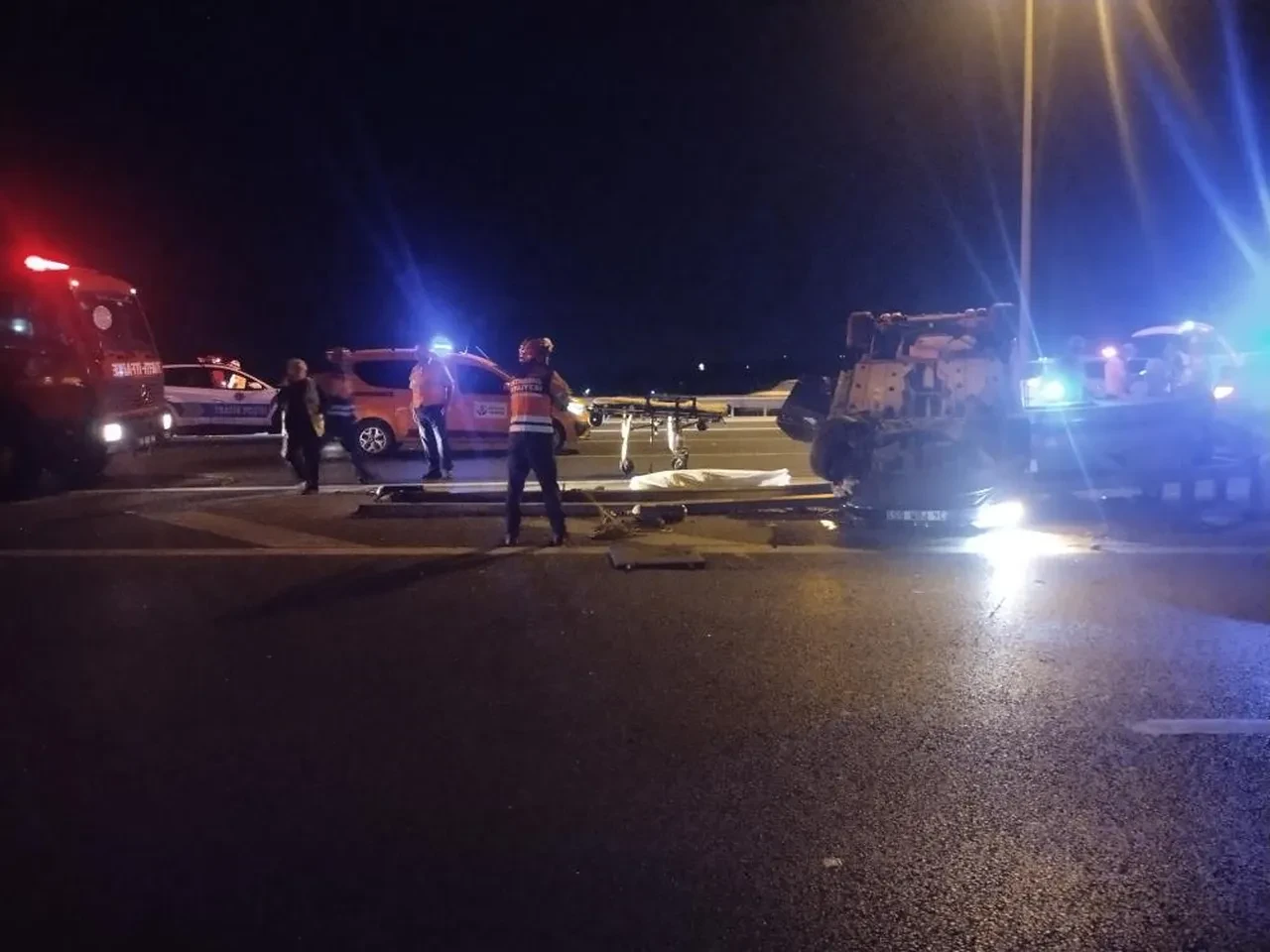 Beykoz'da feci kaza! Minibüse çarpan otomobil bariyere saplandı