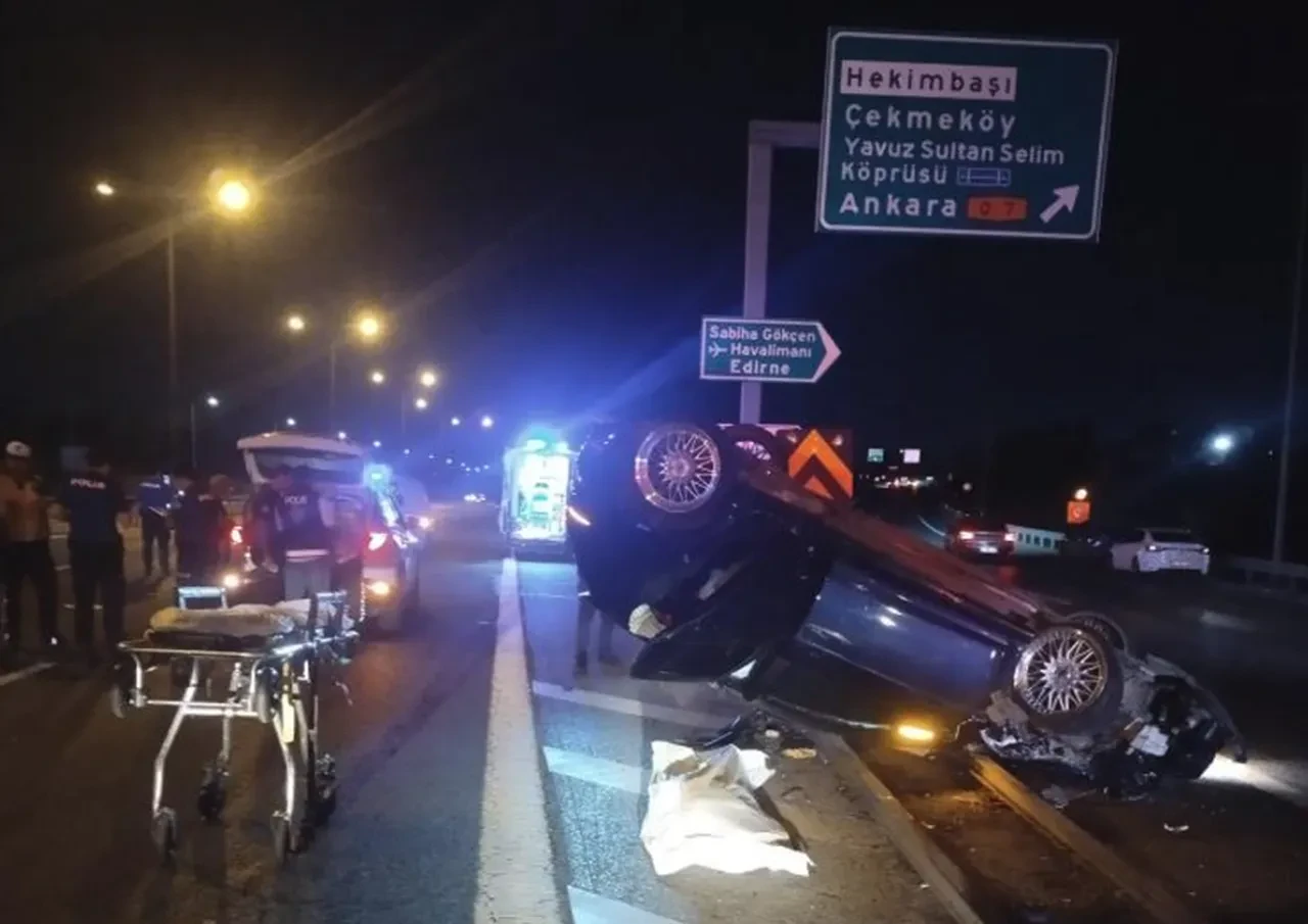 Beykoz'da feci kaza! Minibüse çarpan otomobil bariyere saplandı