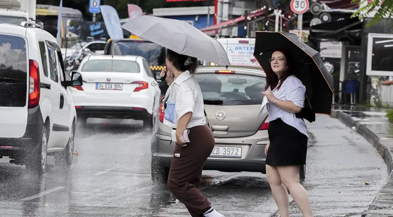 İstanbul'da sağanak alarmı: Bu ilçelerde yaşayanlar dikkat! Mikdat Kadıoğlu saat verdi!