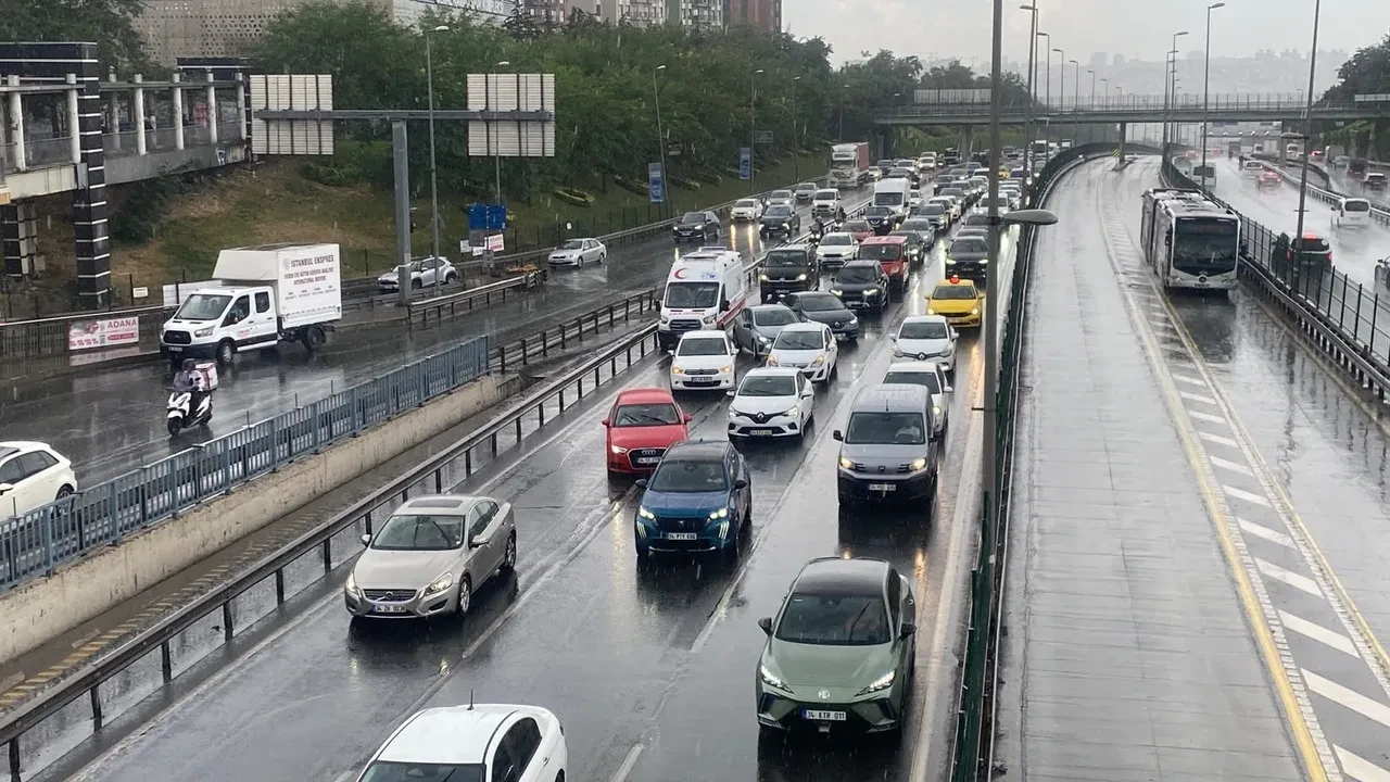 İstanbul'da sağanak trafiği felç etti! Bazı noktalarda uzun araç kuyrukları oluştu