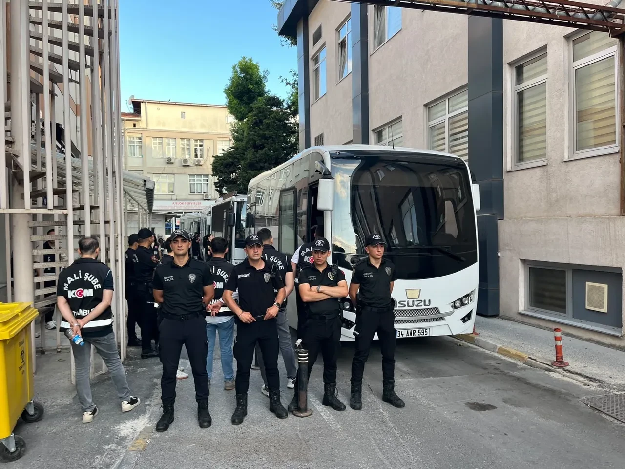 İzmit Belediyesinde '3 kilo altın'lı rüşvet çarkı: Otobanda altın teslimatı, makamda para dolu çanta