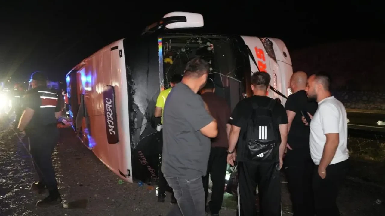 Kırıkkale'de yolcu otobüsü devrildi: 29 yaralı