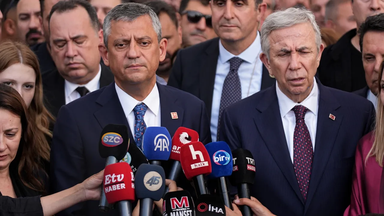 Özgür Özel Mansur Yavaş üzerinden CHP'li başkanların durumunu açıklayarak sinyali verdi: Hepsini yanımızda biliyoruz
