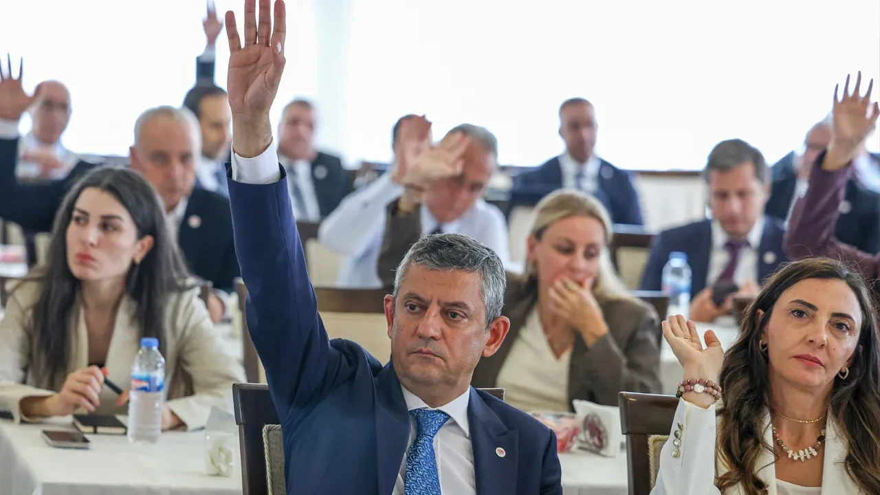Özgür Özel Mansur Yavaş üzerinden CHP'li belediye başkanlarından beklediklerini açıkladı