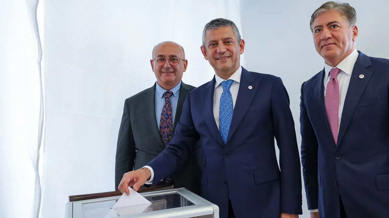 Özgür Özel Mansur Yavaş üzerinden CHP'li belediye başkanlarından beklediklerini açıkladı