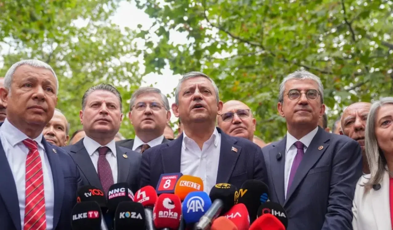 Özgür Özel ve 90 vekil CHP'den istifa etti! Yeni partinin adı ve logosu belli oldu