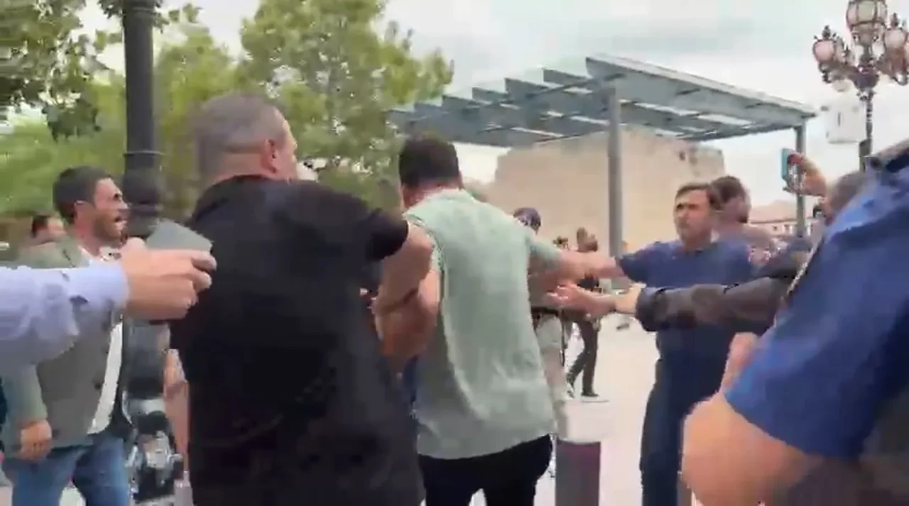 Özgür Özel'e tepki! Tekmeli arbede çıktı, polis araya girdi