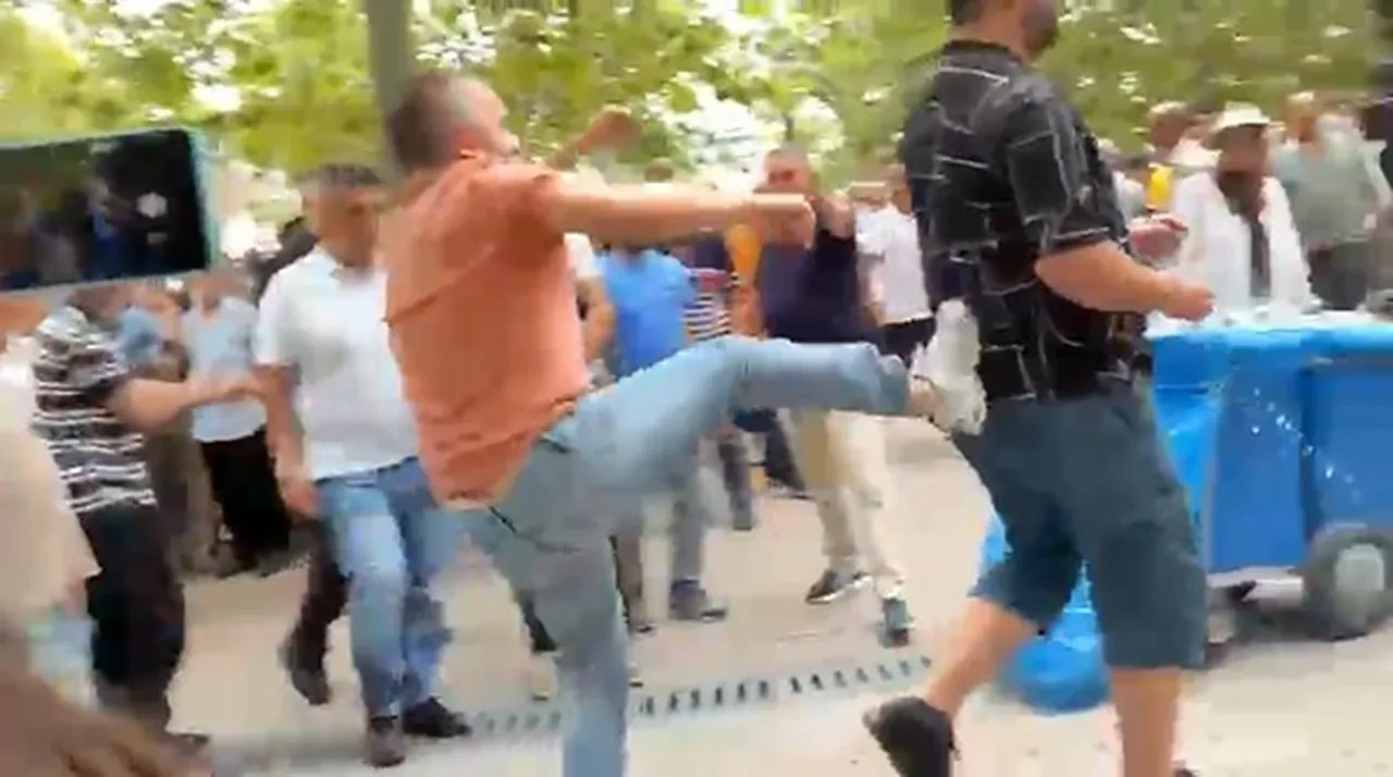 Özgür Özel'e tepki! Tekmeli arbede çıktı, polis araya girdi