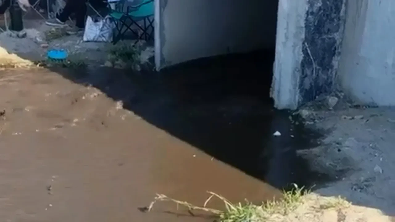 Sahilde endişelendiren görüntü! Kanalizasyon suyu denize aktı
