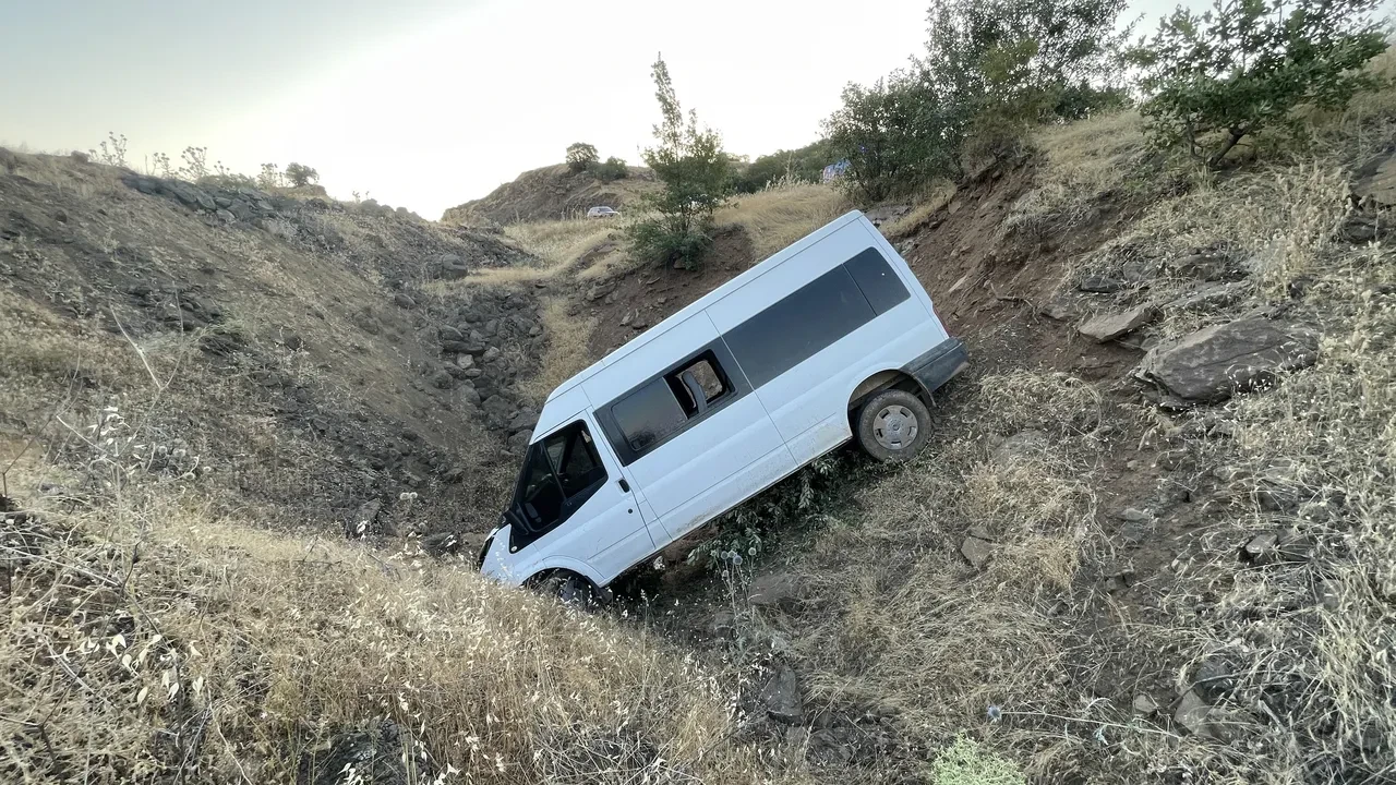 Şanlıurfa'da tarım işçilerini taşıyan minibüs şarampole devrildi! Yaralılar var