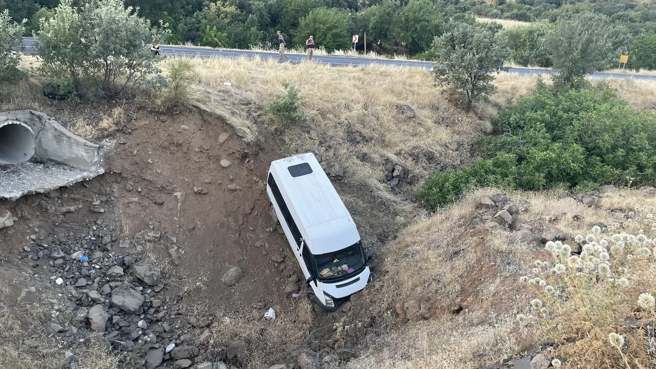 Şanlıurfa'da tarım işçilerini taşıyan minibüs şarampole devrildi! Yaralılar var
