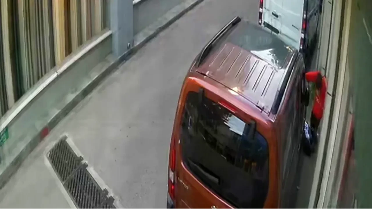 Sokak ortasında akran zorbalığı! Bilincini kaybedene kadar darp etti