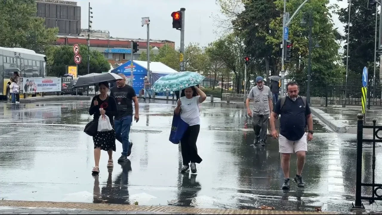 Ankara ve İstanbul'da sağanak hayatı felç etti! Cadde ve sokaklar göle döndü