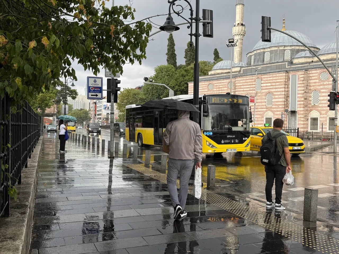 Ankara ve İstanbul'da sağanak hayatı felç etti! Cadde ve sokaklar göle döndü