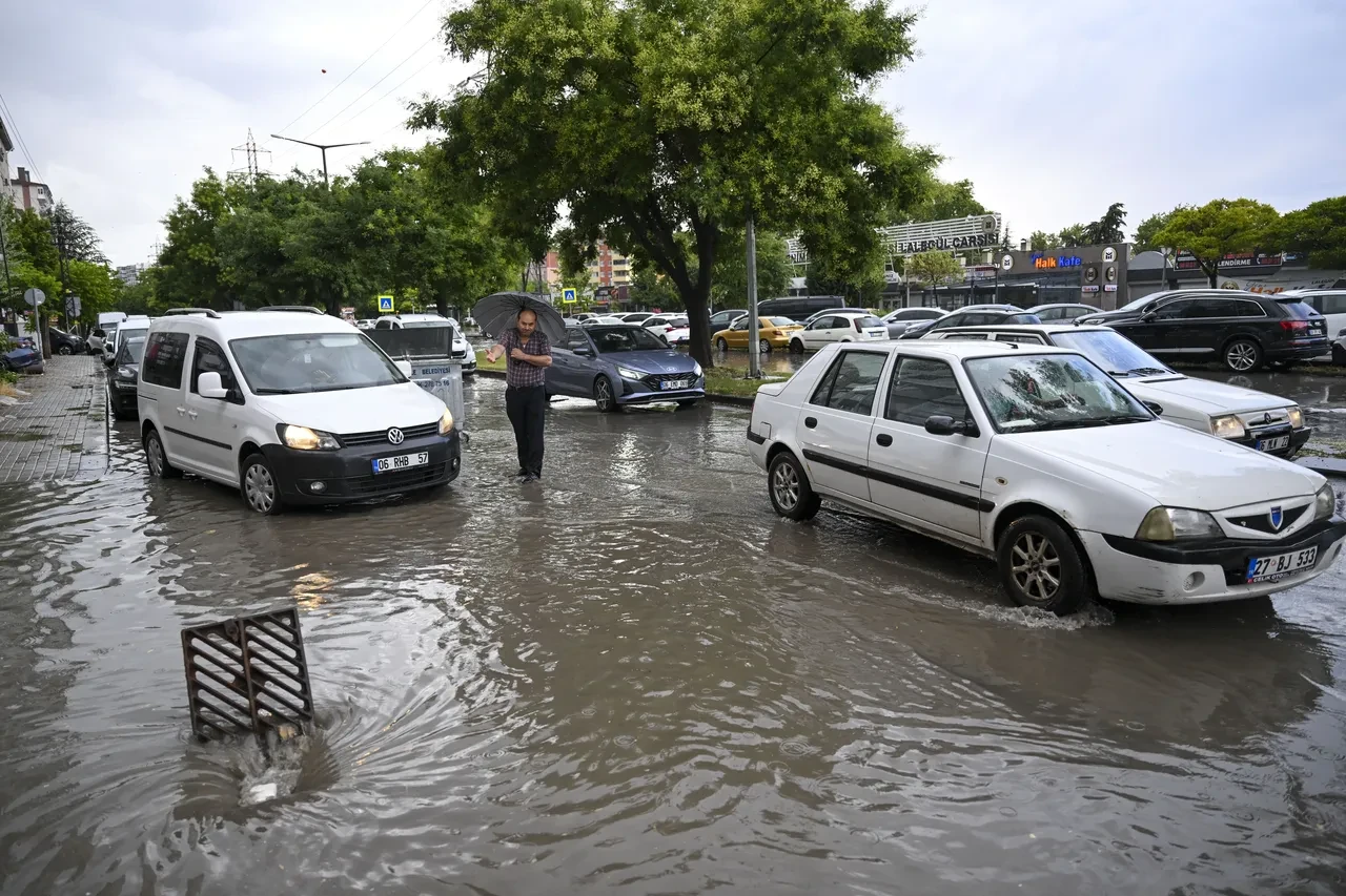 Ankara ve İstanbul'da sağanak hayatı felç etti! Cadde ve sokaklar göle döndü