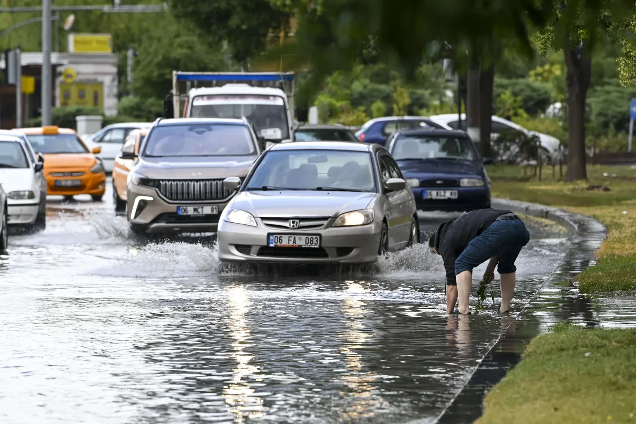 Ankara ve İstanbul'da sağanak hayatı felç etti! Cadde ve sokaklar göle döndü