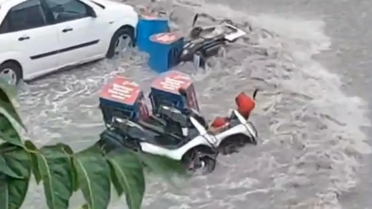 Ankara'da şoke eden sağanak manzaraları! Kuryelerin motorları böyle sürüklendi 