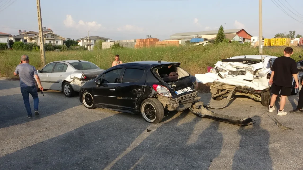 Antalya'da zincirleme trafik kazası! 4 araç birbirine girdi: 7 yaralı 