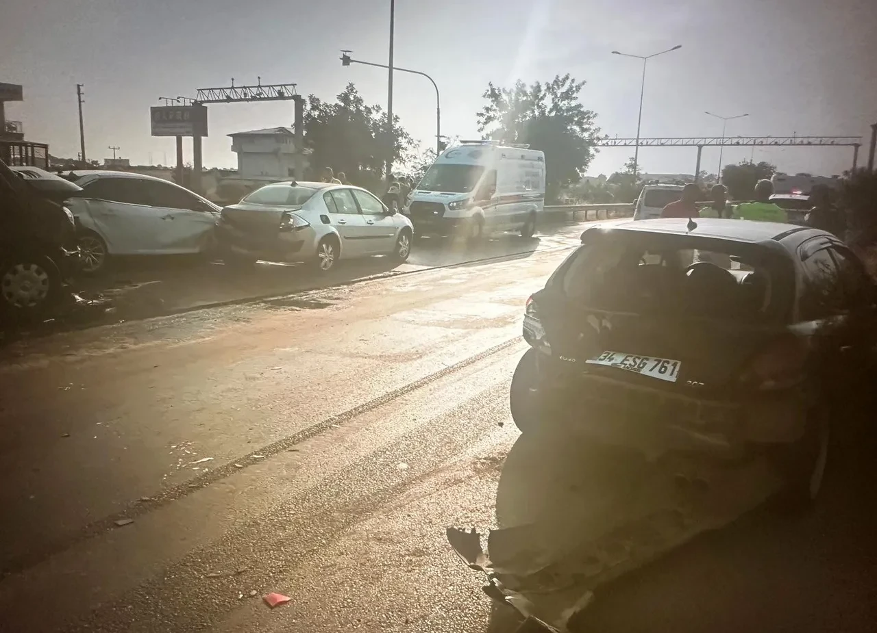 Antalya'da zincirleme trafik kazası! 4 araç birbirine girdi: 7 yaralı