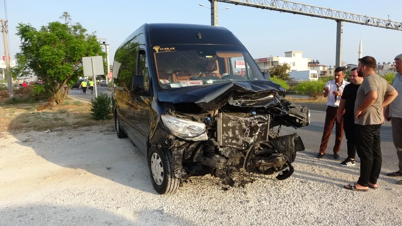 Antalya'da zincirleme trafik kazası! 4 araç birbirine girdi: 7 yaralı