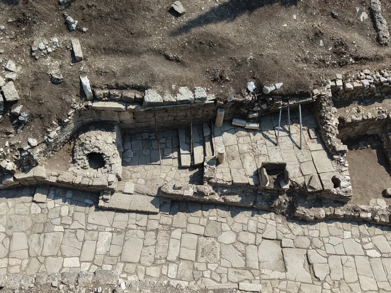 Aspendos'ta 2 bin yıllık tiyatro caddesi gün yüzüne çıktı! Antik tiyatrodan Akropolise uzanan 300 metrelik güzergâh yeniden ayağa kaldırıldı