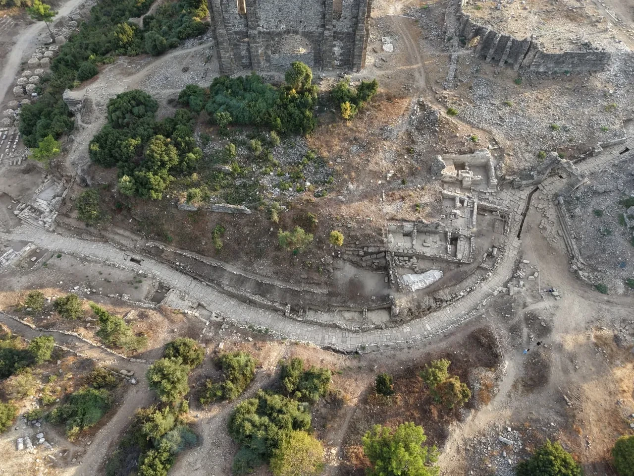 Aspendos'ta 2 bin yıllık tiyatro caddesi gün yüzüne çıktı! Antik tiyatrodan Akropolise uzanan 300 metrelik güzergâh yeniden ayağa kaldırıldı