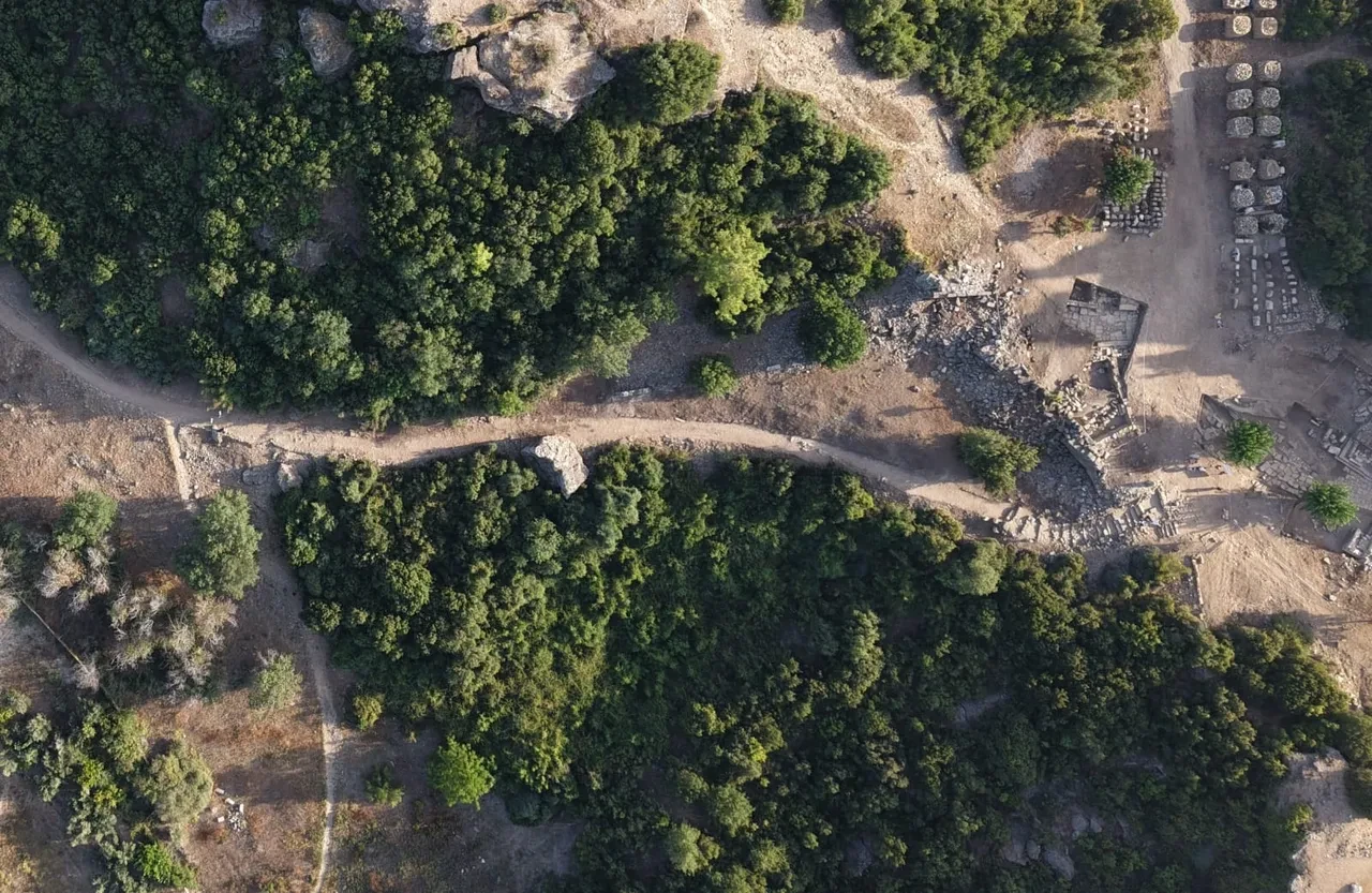 Aspendos'ta 2 bin yıllık tiyatro caddesi gün yüzüne çıktı! Antik tiyatrodan Akropolise uzanan 300 metrelik güzergâh yeniden ayağa kaldırıldı