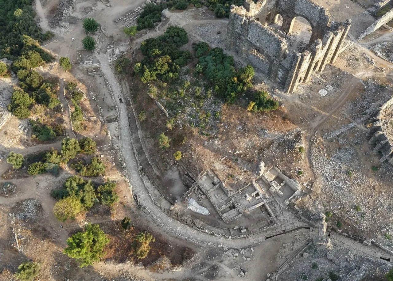Aspendos'ta 2 bin yıllık tiyatro caddesi gün yüzüne çıktı! Antik tiyatrodan Akropolise uzanan 300 metrelik güzergâh yeniden ayağa kaldırıldı