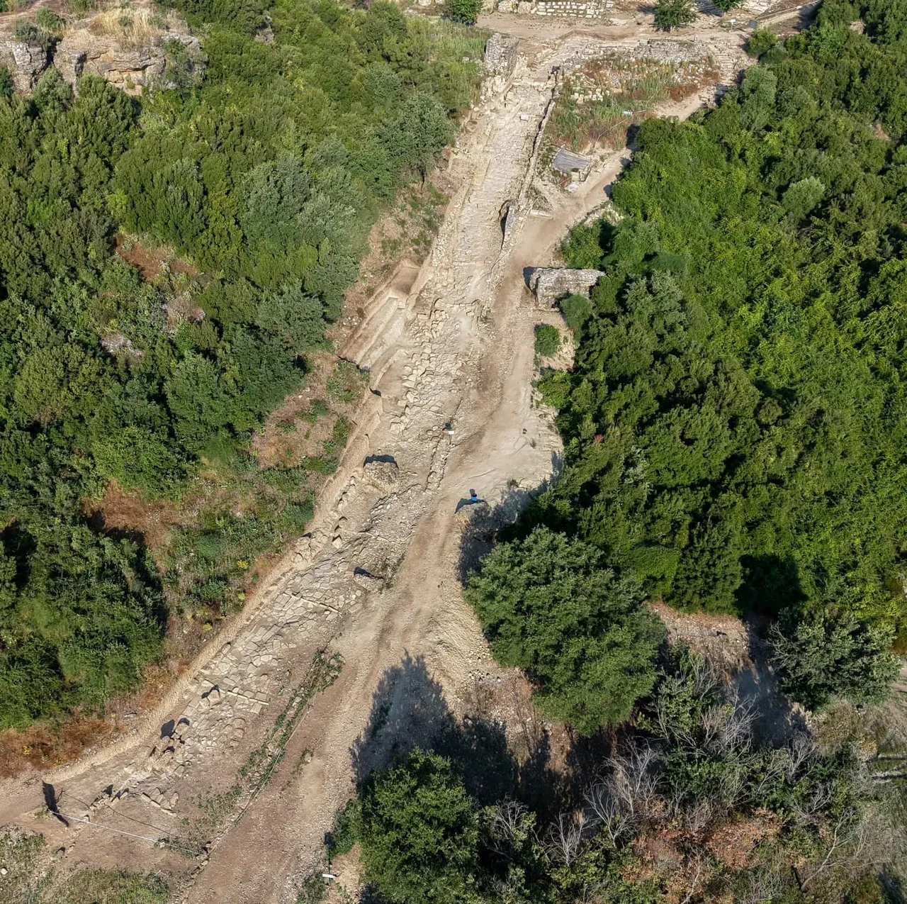 Aspendos'ta 2 bin yıllık tiyatro caddesi gün yüzüne çıktı! Antik tiyatrodan Akropolise uzanan 300 metrelik güzergâh yeniden ayağa kaldırıldı