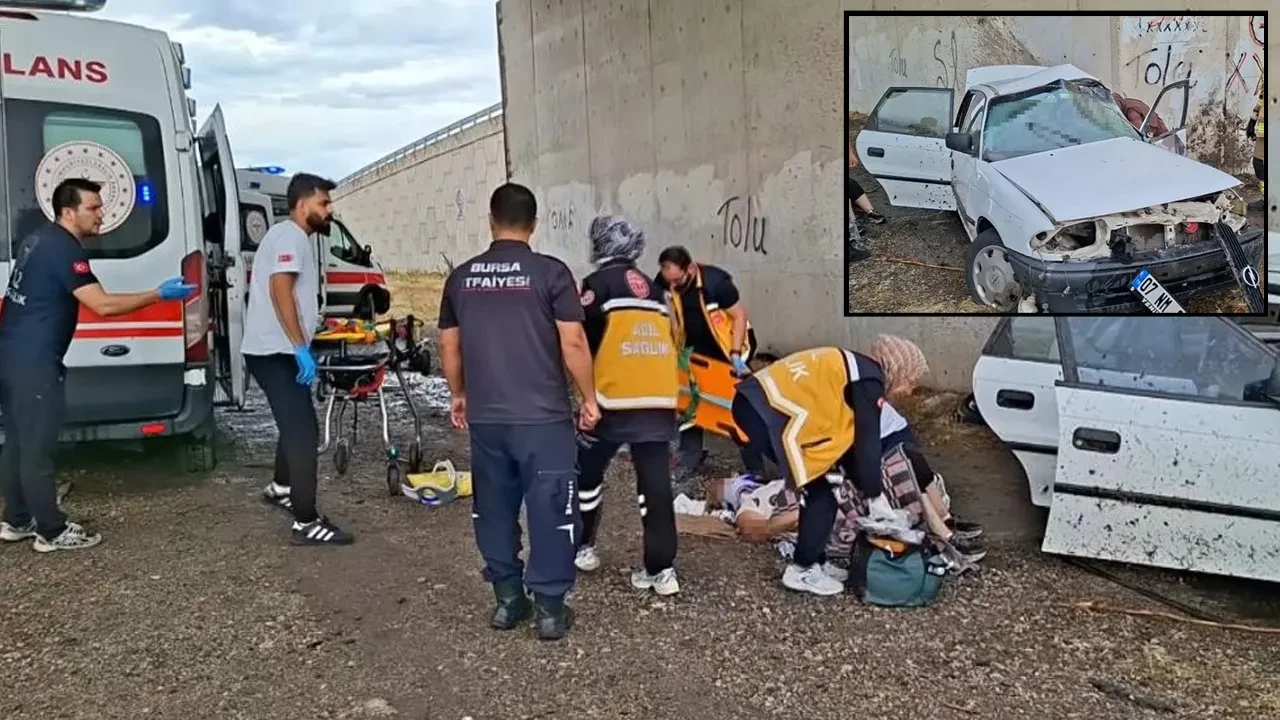 Bursa'da otomobil kavşağın beton duvarına çarptı: 3 ölü, 2 yaralı