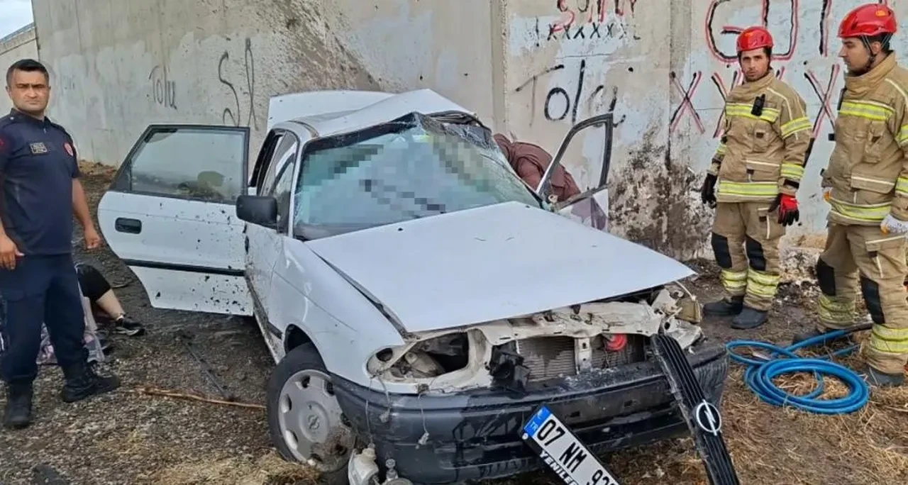 Bursa'da otomobil kavşağın beton duvarına çarptı: 3 ölü, 2 yaralı