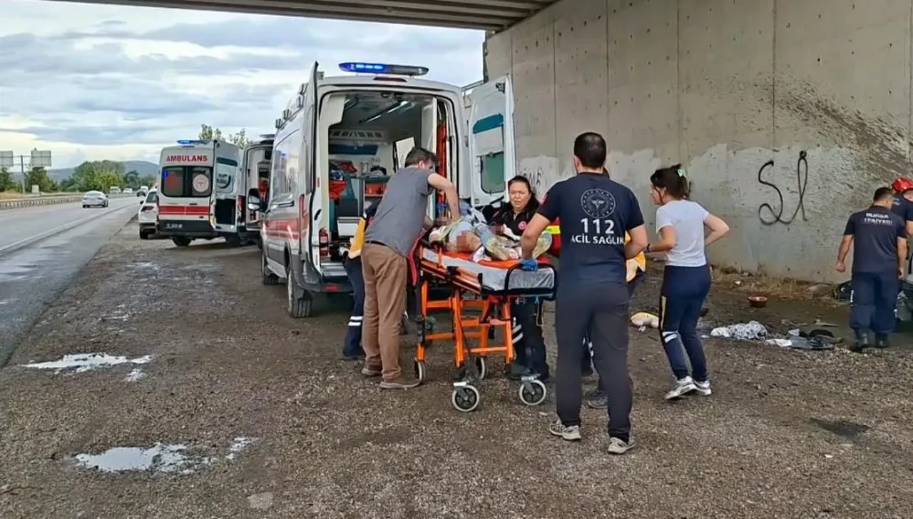 Bursa'da otomobil kavşağın beton duvarına çarptı: 3 ölü, 2 yaralı