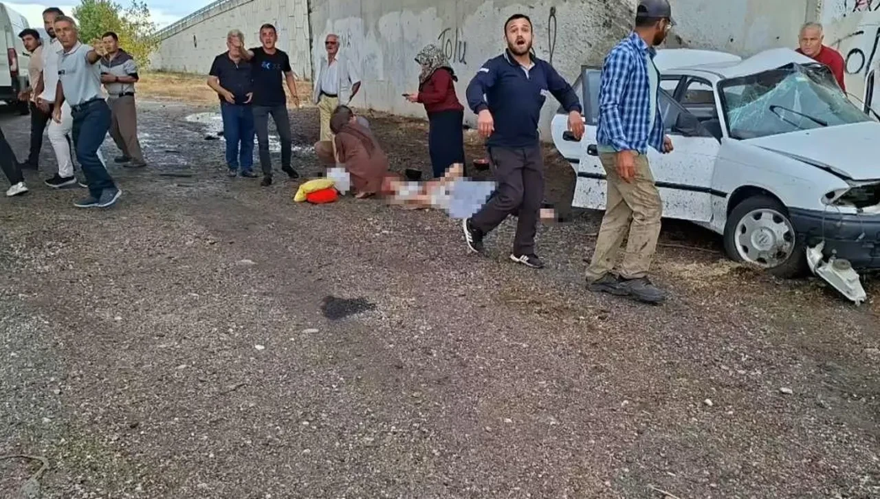 Bursa'da otomobil kavşağın beton duvarına çarptı: 3 ölü, 2 yaralı