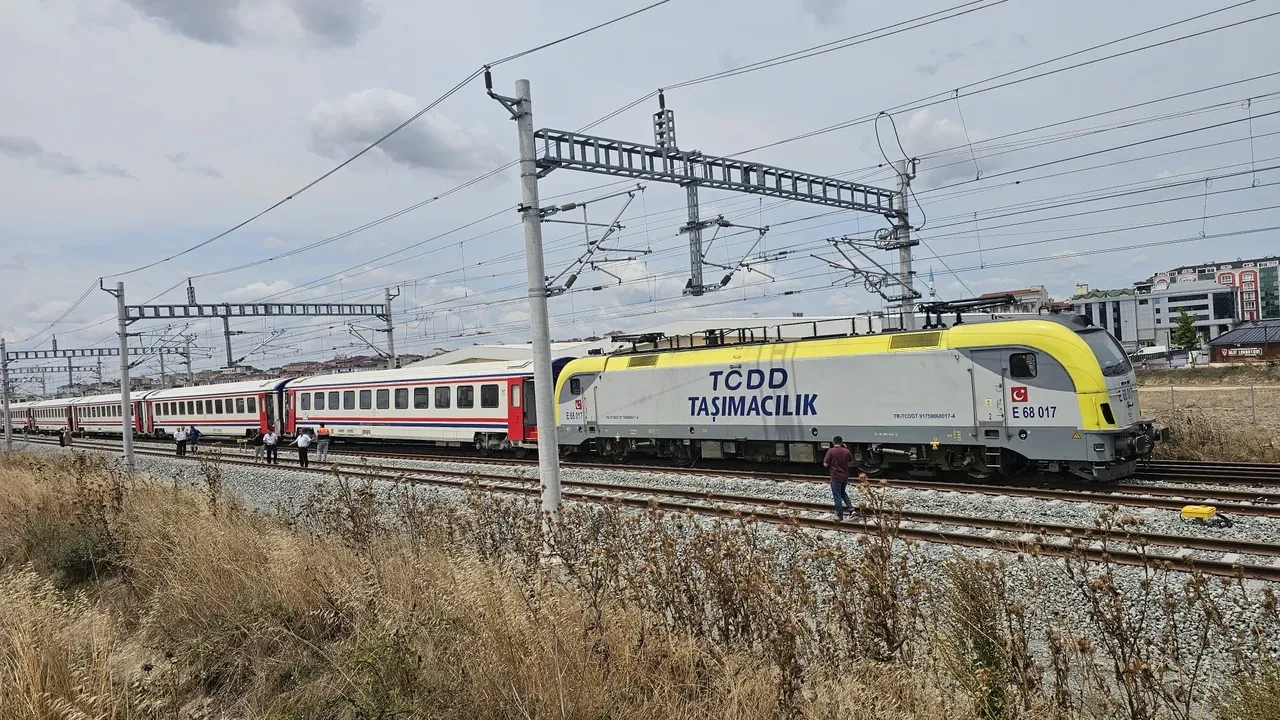 Edirne-İstanbul treninde korkutan kaza: Vagon raydan çıktı