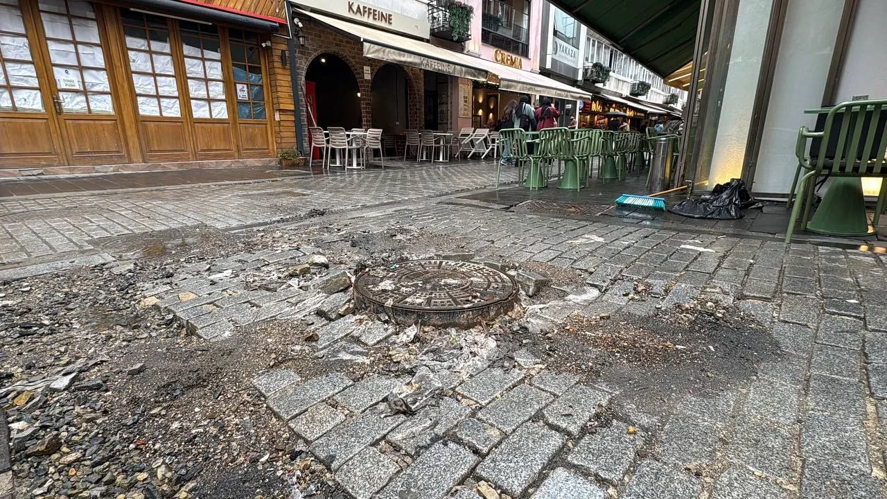 İstanbul'da sağanak hayatı felç etti! Üsküdar Gastronomi Sokağı sular altında kaldı