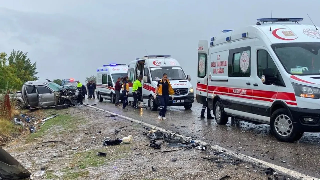 Kastamonu'da otomobille çarpışan kamyonet karşı şeride geçti! 3 aracın karıştığı kazada 1 ölü, 5 yaralı