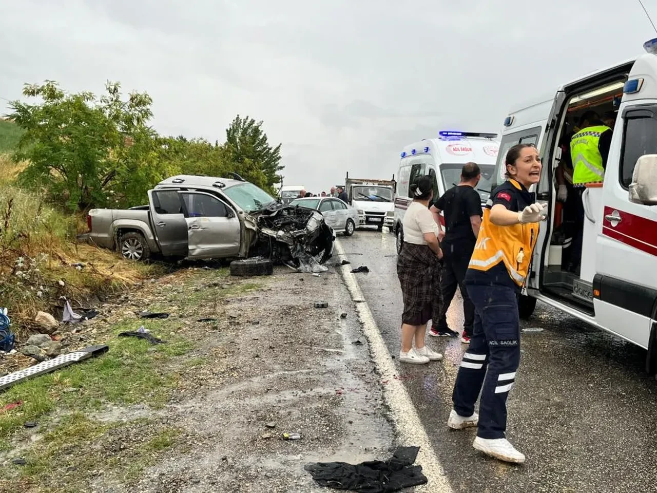 Kastamonu'da otomobille çarpışan kamyonet karşı şeride geçti! 3 aracın karıştığı kazada 1 ölü, 5 yaralı