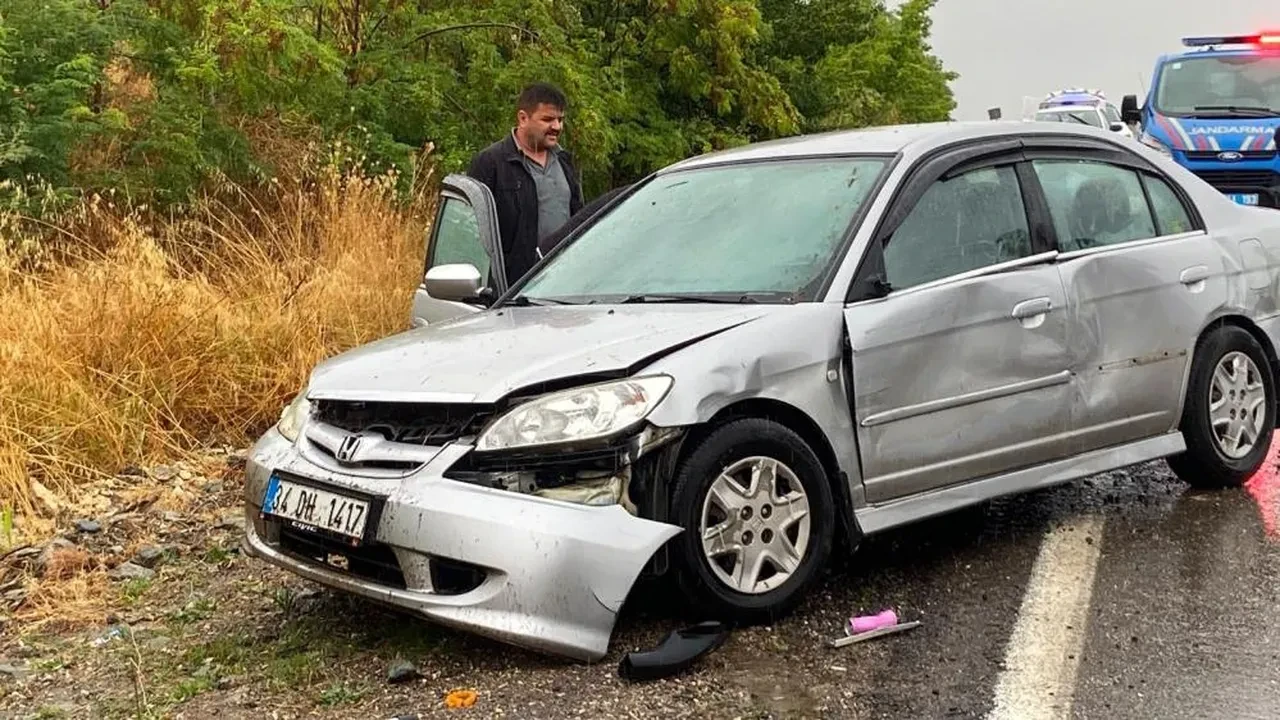 Kastamonu'da otomobille çarpışan kamyonet karşı şeride geçti! 3 aracın karıştığı kazada 1 ölü, 5 yaralı