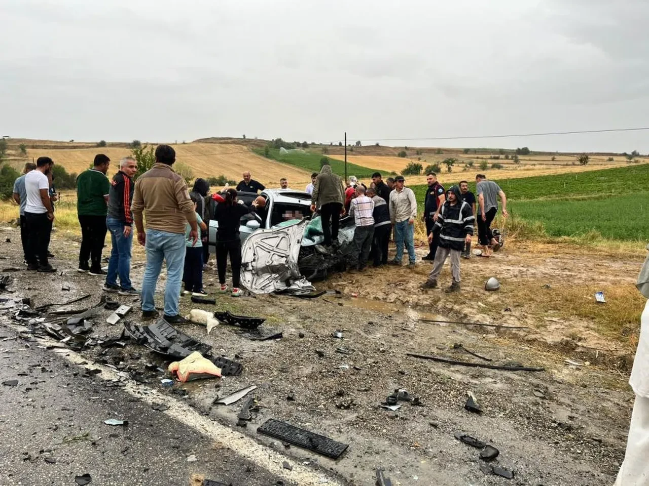 Kastamonu'da otomobille çarpışan kamyonet karşı şeride geçti! 3 aracın karıştığı kazada 1 ölü, 5 yaralı