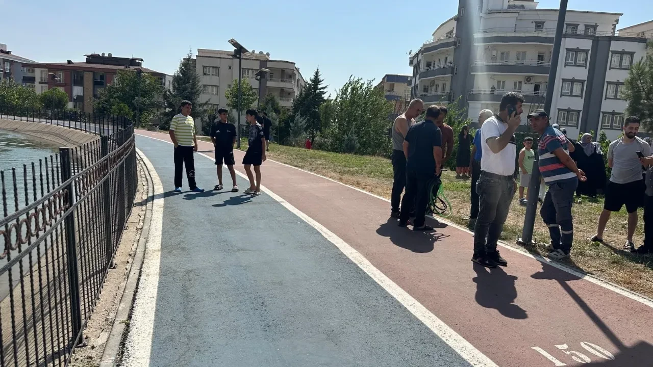Selfie çekmek isterken su kanalına düştü, vatandaşlar kurtardı