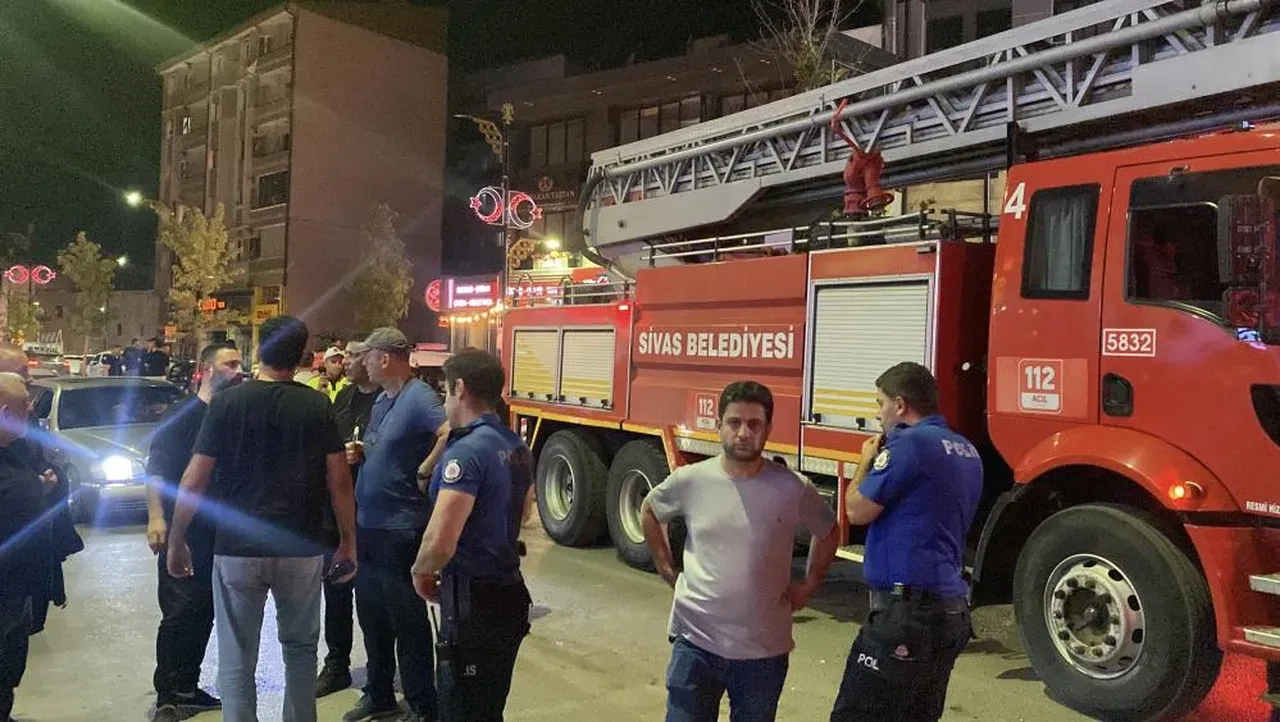 Sivas’ta mahalleyi sokağa döken patlama! Dükkan harabeye döndü