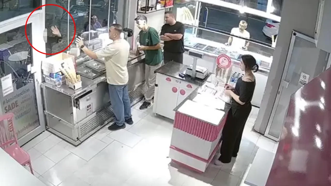 Telefondaki kişiye el sallayıp ateş açtı! Adana'da dondurmacıya silahlı saldırı: 1 ölü, 1 yaralı