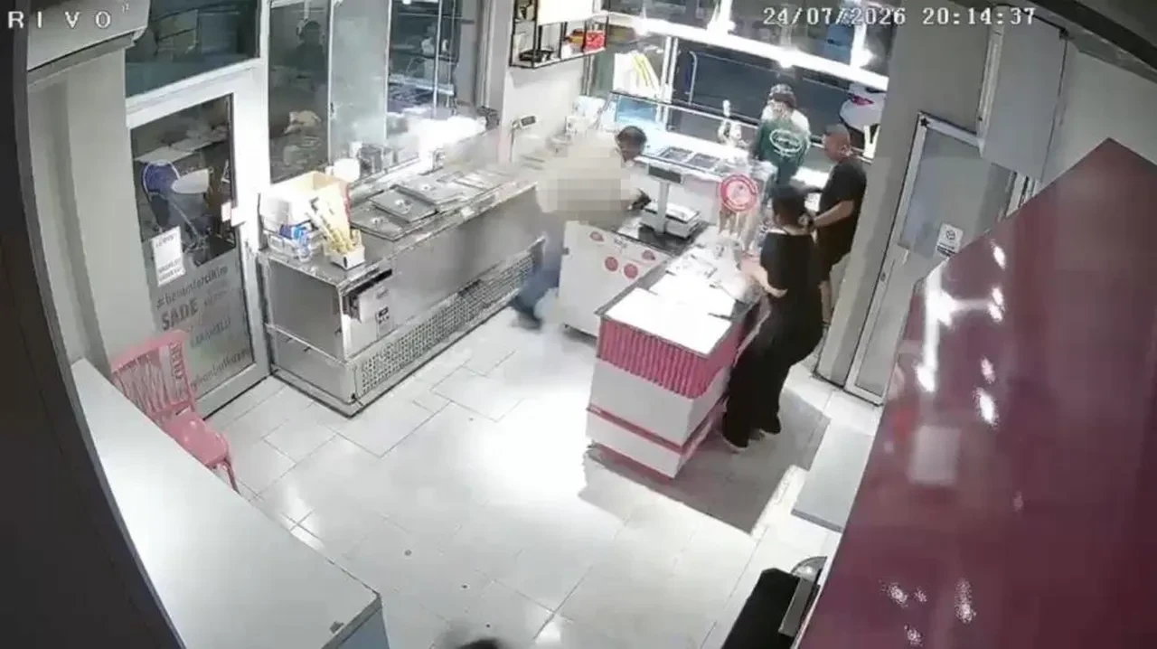 Telefondaki kişiye el sallayıp ateş açtı! Adana'da dondurmacıya silahlı saldırı: 1 ölü, 1 yaralı