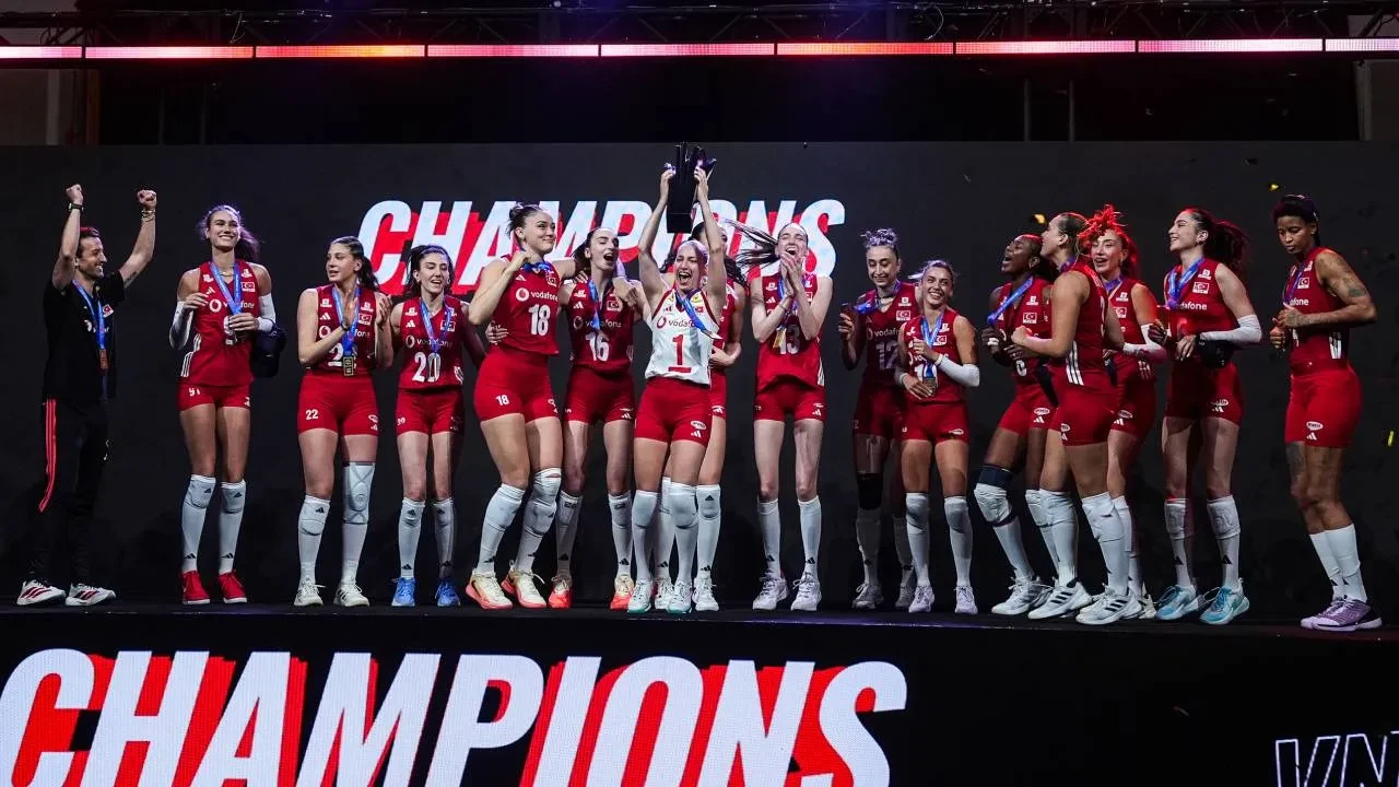 A Milli Kadın Voleybol Takımı başantrenörü Santarelli'den şampiyonluk sözleri! "Benim için gerçekten harika bir gün"