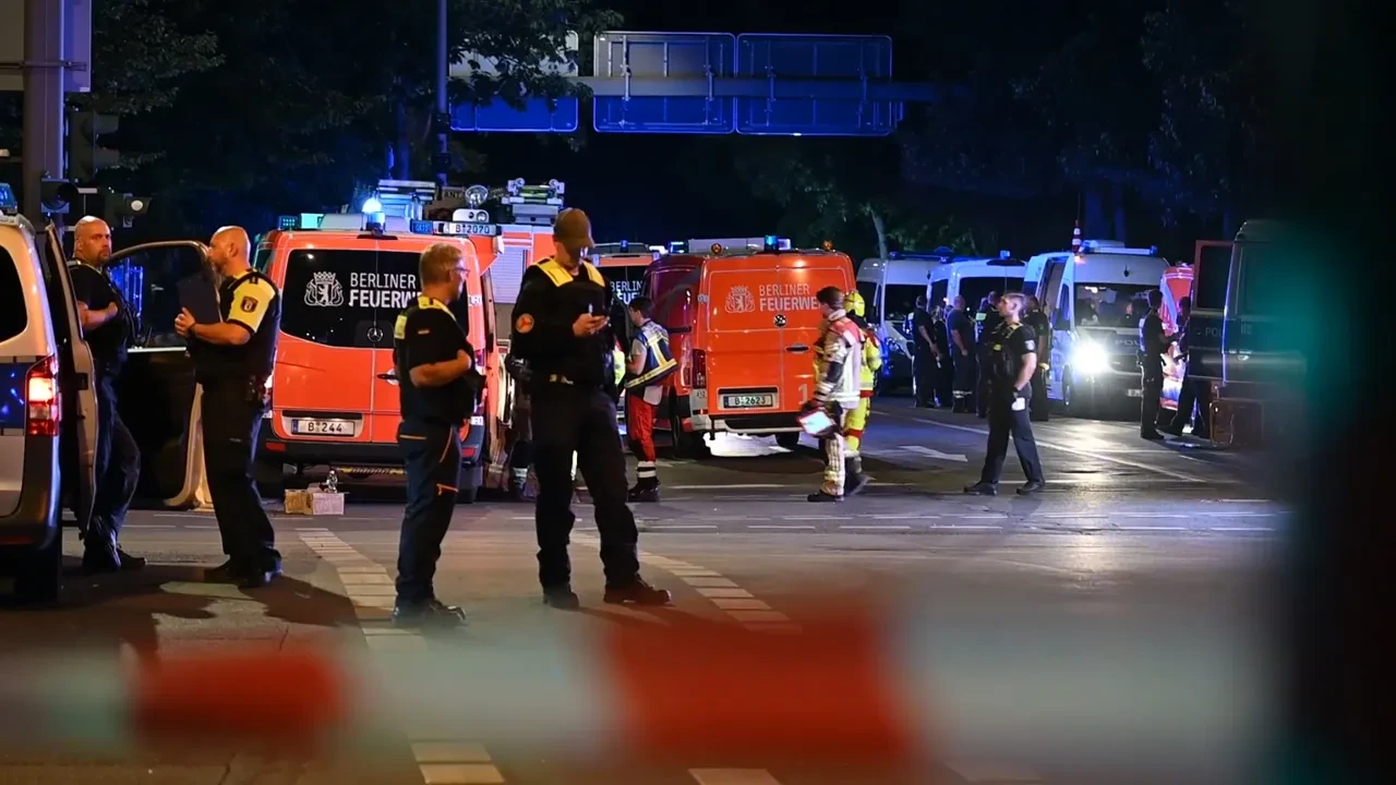 Berlin'de araç kalabalığa daldı: Ölü ve yaralılar var