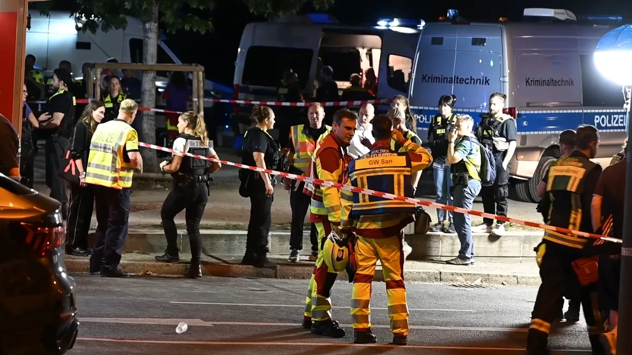 Berlin'de araç kalabalığa daldı: Ölü ve yaralılar var