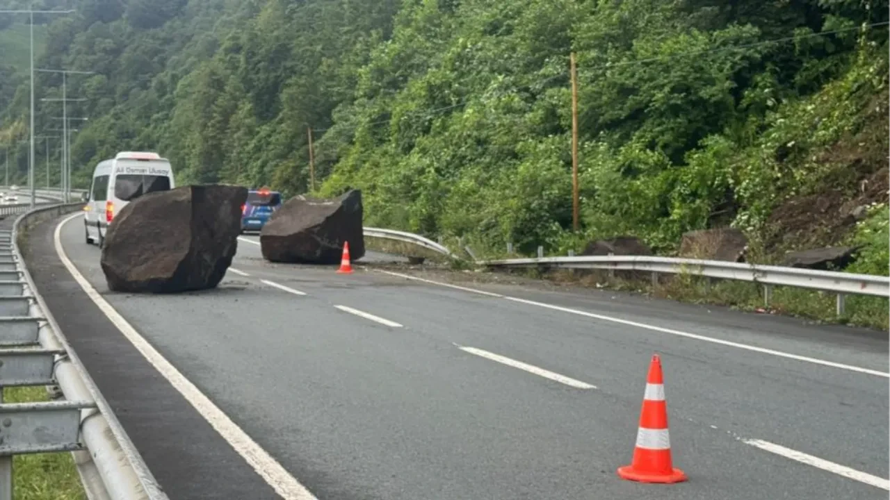 Karadeniz Sahil Yolu’nda korku dolu anlar: Yamaçtan kopan iki dev kaya yola düştü