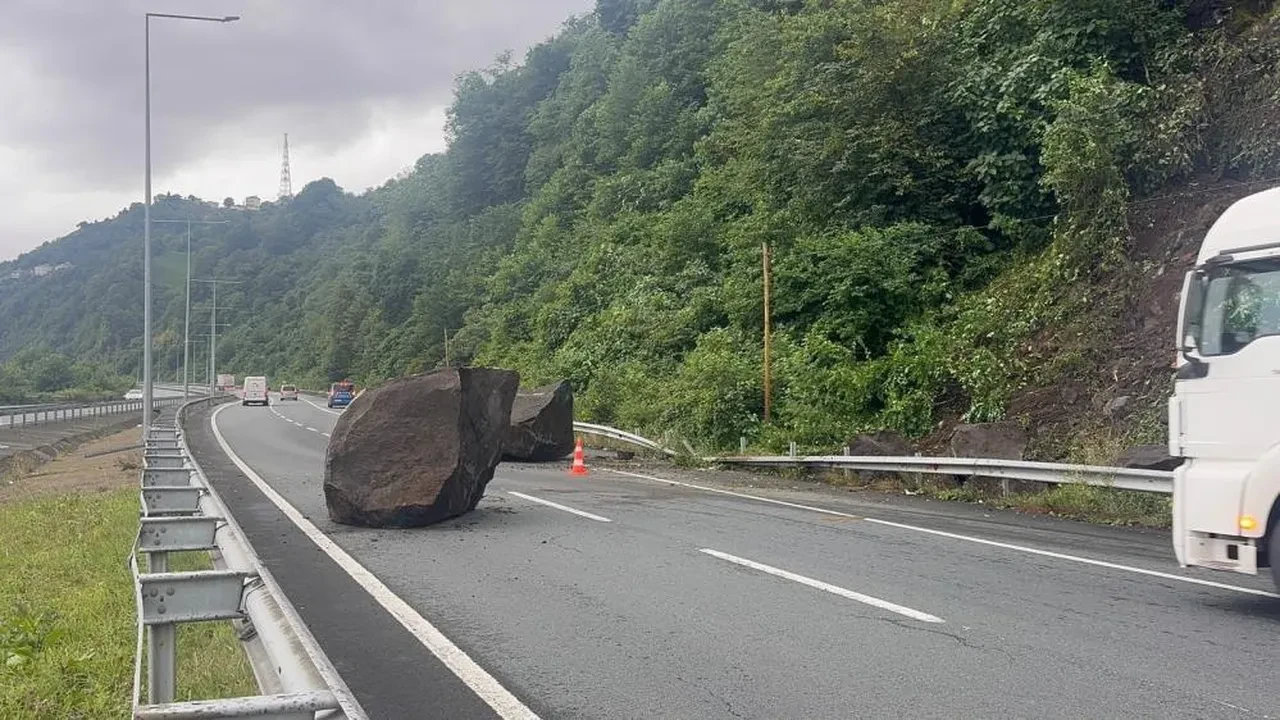Karadeniz Sahil Yolu’nda korku dolu anlar: Yamaçtan kopan iki dev kaya yola düştü